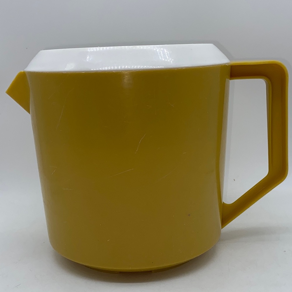 Vintage Rubbermaid Harvest Gold Cold Drink Pitcher with Lid 50 oz
